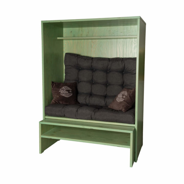Holz-Box, in der Farbe grün, als Sitzgelegenheit umfunktioniert, mit Polstern darin