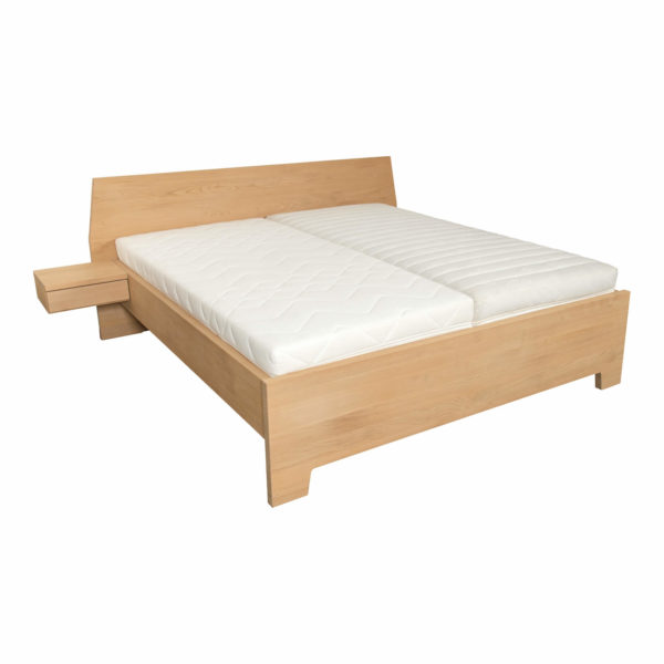 Bett aus Kastanienholz, darin liegen zwei Matratzen