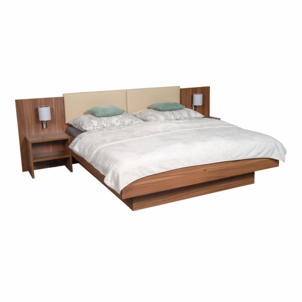 Bett aus Nussholz mit Nachtkästchen, darüber zwei Lampen, weiße Bettwäsche und beige Kopfteile