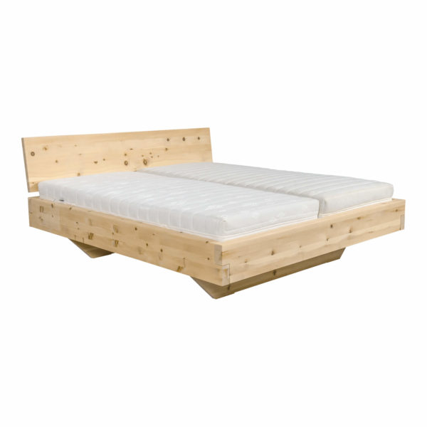Bett aus Zirbenholz mit zwei Matratzen